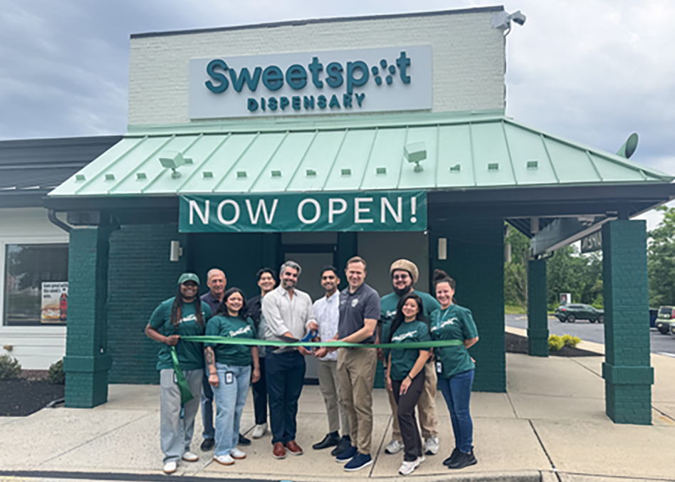 Pictured at the ribbon-cutting ceremony for Sweetspot Hamilton are (from left to right): Fred Dumont, Director of Community and Economic Development for Hamilton; Tom Lew, Vice President of Marketing at Sweetspot; Ben Herbs, Chief Business Development Officer at Sweetspot; Harry Patel, Sweetspot Hamilton owner; and Hamilton Mayor Jeff Martin. They are joined by members of the Sweetspot staff.